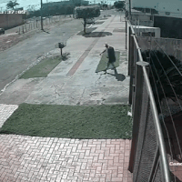 Ladr&atilde;o invade casa e sai com televis&atilde;o nas costas na Vila Ipiranga