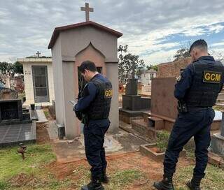 Túmulos são quebrados e objetos desaparecem do Cemitério Santo Antônio Túmulos são quebrados e objetos desaparecem do Cemitério Santo Antônio