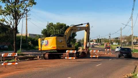 Trecho da Avenida Ernesto Geisel &eacute; interditado para reparo em c&oacute;rrego