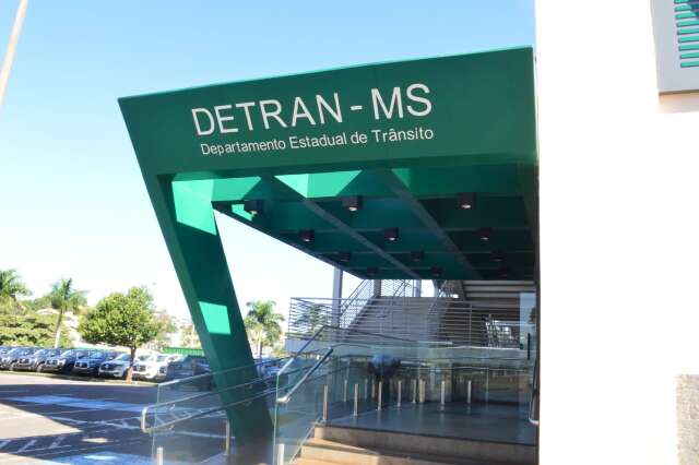 Detran oferece servi&ccedil;os de transfer&ecirc;ncia e emiss&atilde;o de documentos em mega feir&atilde;o
