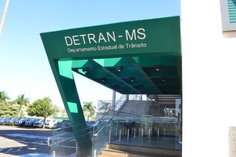 Detran oferece servi&ccedil;os de transfer&ecirc;ncia e emiss&atilde;o de documentos em mega feir&atilde;o