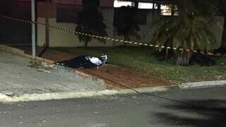 Jovem de 26 anos é morta pelo companheiro a facadas durante discussão Jovem de 26 anos é morta pelo companheiro a facadas durante discussão