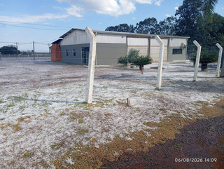 Granizo danifica telhados e plantações durante temporal no interior Granizo danifica telhados e plantações durante temporal no interior