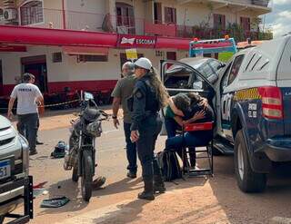 Esposa de motociclista morto chega primeiro ao acidente e &eacute; amparada pela m&atilde;e