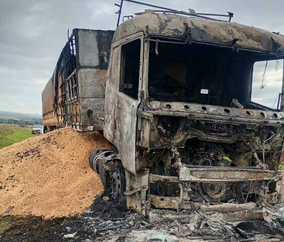 Carreta com soja fica destru&iacute;da ap&oacute;s inc&ecirc;ndio e motorista sai ileso