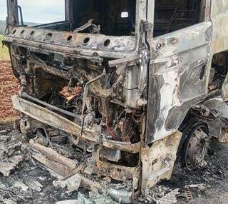 Carreta com soja fica destruída após incêndio e motorista sai ileso Carreta com soja fica destruída após incêndio e motorista sai ileso