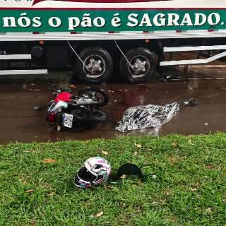 Rapaz de 19 anos morre ao bater motocicleta em caminh&atilde;o estacionado