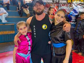 Pais passam kung-fu de geração em geração e agora treinam as filhas Pais passam kung-fu de geração em geração e agora treinam as filhas
