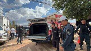 Esposa de motociclista morto chega primeiro ao acidente e &eacute; amparada pela m&atilde;e
