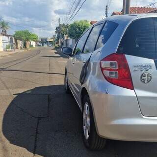 Motorista atinge carro parado, perde retrovisor e foge no Jardim Ant&aacute;rtica