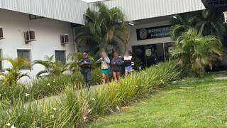 Beb&ecirc; some ap&oacute;s m&atilde;e adolescente ir &agrave; casa de mulher que conheceu na internet 