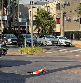 Tr&ecirc;s dias ap&oacute;s obra, buraco surge no meio de cruzamento na Rua Joaquim Murtinho