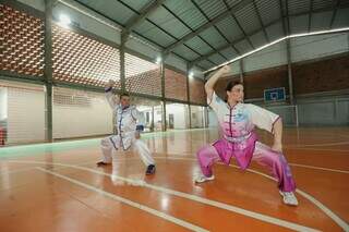 Pais passam kung-fu de geração em geração e agora treinam as filhas Pais passam kung-fu de geração em geração e agora treinam as filhas