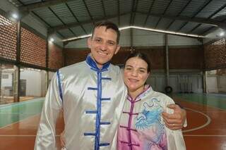 Pais passam kung-fu de geração em geração e agora treinam as filhas Pais passam kung-fu de geração em geração e agora treinam as filhas