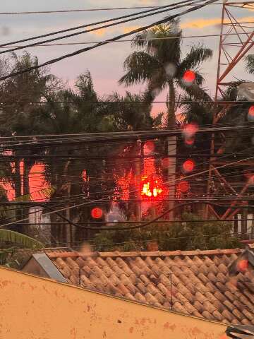 Ap&oacute;s chuva, despedida do "sextou" &eacute; com p&ocirc;r do sol que parece fogo