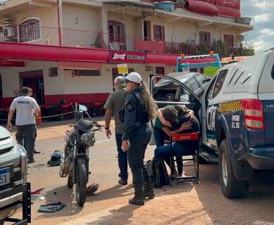 Esposa de motociclista morto chega primeiro ao acidente e &eacute; amparada pela m&atilde;e