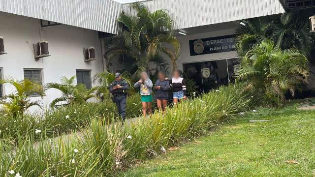 Beb&ecirc; some ap&oacute;s m&atilde;e adolescente ir &agrave; casa de mulher que conheceu na internet 