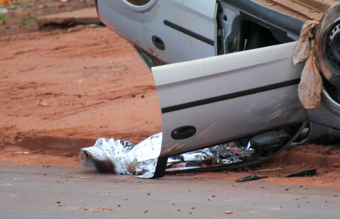 Voltando de conveni&ecirc;ncia, motorista capota carro e morre em avenida