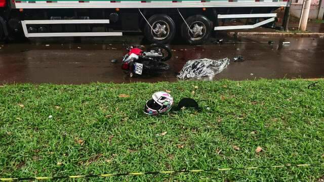 Rapaz de 19 anos morre ao bater motocicleta em caminh&atilde;o estacionado