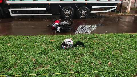Rapaz de 19 anos morre ao bater motocicleta em caminh&atilde;o estacionado