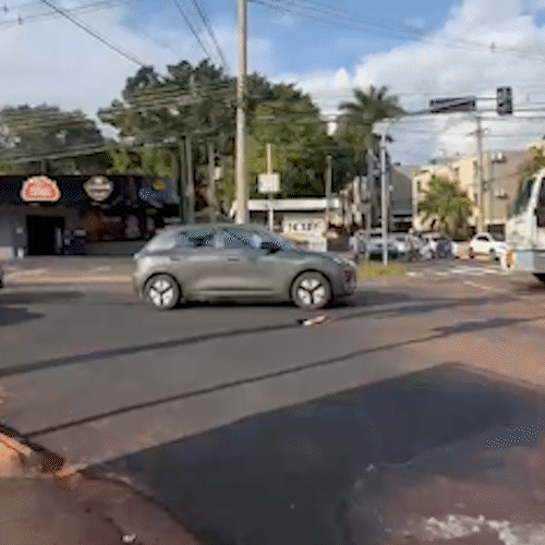 Tr&ecirc;s dias ap&oacute;s obra, buraco surge no meio de cruzamento na Rua Joaquim Murtinho