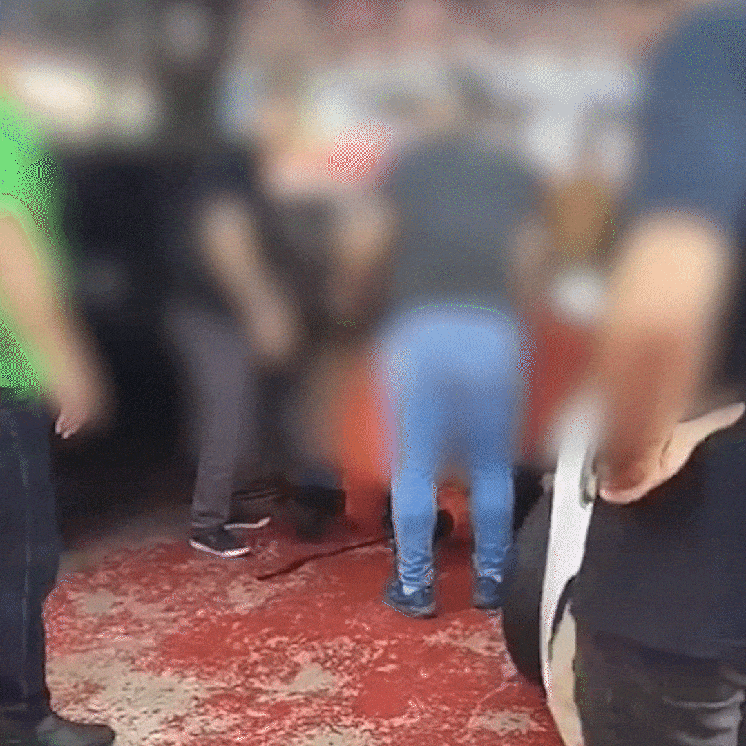 Jovem &eacute; baleado por atiradores na loja do pai e morre a caminho do hospital