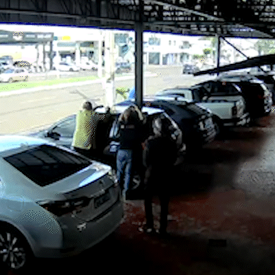 V&iacute;deo mostra jovem sendo executado com tiro na cabe&ccedil;a em loja do pai