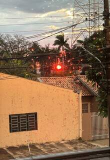 Ap&oacute;s chuva, despedida do "sextou" &eacute; com p&ocirc;r do sol que parece fogo