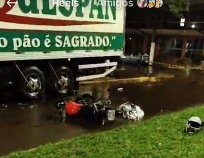 Rapaz de 19 anos morre ao bater motocicleta em caminh&atilde;o estacionado