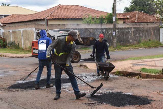 Prefeitura firma contrato de R$ 25 milh&otilde;es para tapa-buracos na Capital