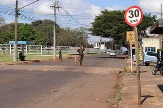 Árvore cai, bloqueia avenida e deixa comércio sem energia em Campo Grande Árvore cai, bloqueia avenida e deixa comércio sem energia em Campo Grande