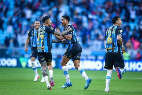 Gr&ecirc;mio vira sobre S&atilde;o Paulo com gol de falta e deixa zona de rebaixamento