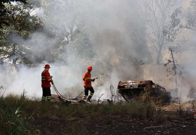 Mulher em situa&ccedil;&atilde;o de rua coloca fogo em terreno e causa inc&ecirc;ndio no Santo Amaro