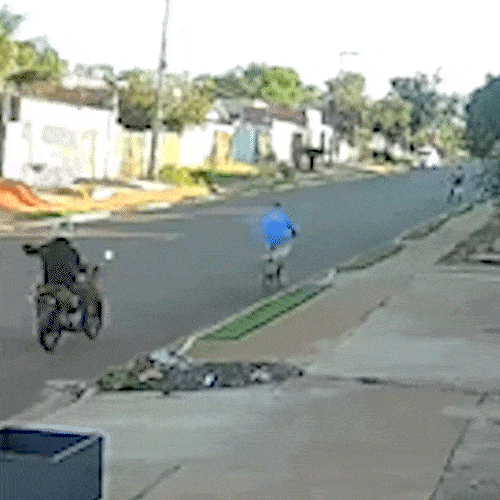 Idoso &eacute; atropelado por motociclista que se filmava com celular