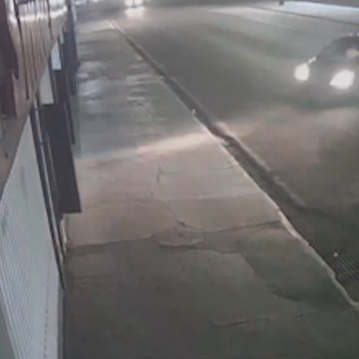 Carro atravessa avenida, destr&oacute;i garagem e &eacute; abandonado ap&oacute;s acidente