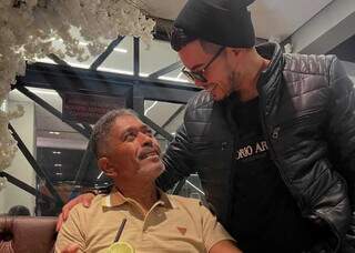 Filho trans mostra felicidade de poder fazer a barba com o pai Filho trans mostra felicidade de poder fazer a barba com o pai