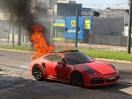 Pai e filho escapam de inc&ecirc;ndio, mas fogo consome Porsche de R$ 1 milh&atilde;o