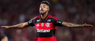 Flamengo vence Vit&oacute;ria por 2 a 0 e encurta dist&acirc;ncia para o l&iacute;der