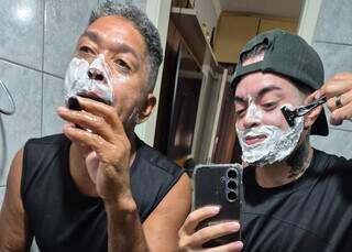Filho trans mostra felicidade de poder fazer a barba com o pai Filho trans mostra felicidade de poder fazer a barba com o pai