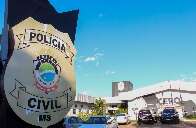 Prisão por estupro tem cerco à PM e mulher atingida com bala de borracha
