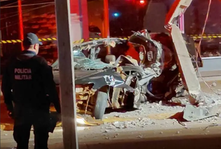 Rapaz de 23 anos morre ao bater o carro em poste de energia elétrica Rapaz de 23 anos morre ao bater o carro em poste de energia elétrica