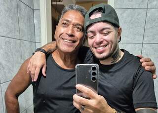 Filho trans mostra felicidade de poder fazer a barba com o pai Filho trans mostra felicidade de poder fazer a barba com o pai