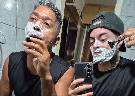 Filho trans mostra felicidade de poder fazer a barba com o pai