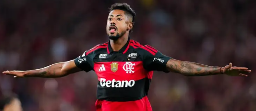Flamengo vence Vitória por 2 a 0 e encurta distância para o líder