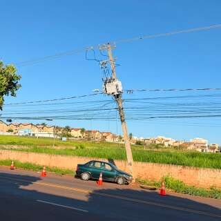 Carro bate em poste e deixa casas e com&eacute;rcios sem energia na Tamandar&eacute;