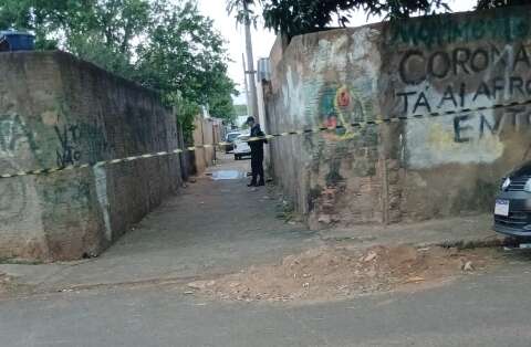Ataque em beco deixa um morto com rosto deformado e outro ferido