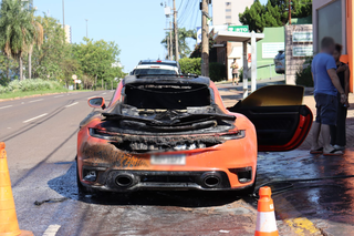 Pai e filho escapam de inc&ecirc;ndio, mas fogo consome Porsche de R$ 1 milh&atilde;o