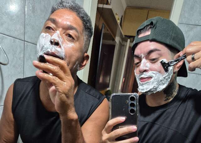 Filho trans mostra felicidade de poder fazer a barba com o pai