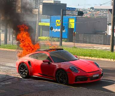 Pai e filho escapam de inc&ecirc;ndio, mas fogo consome Porsche de R$ 1 milh&atilde;o