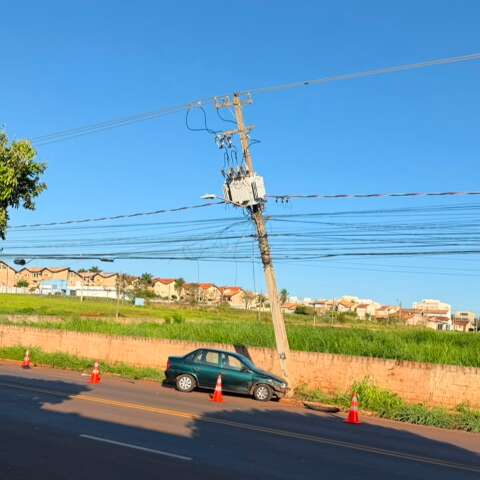 Carro bate em poste e deixa casas e com&eacute;rcios sem energia na Tamandar&eacute;